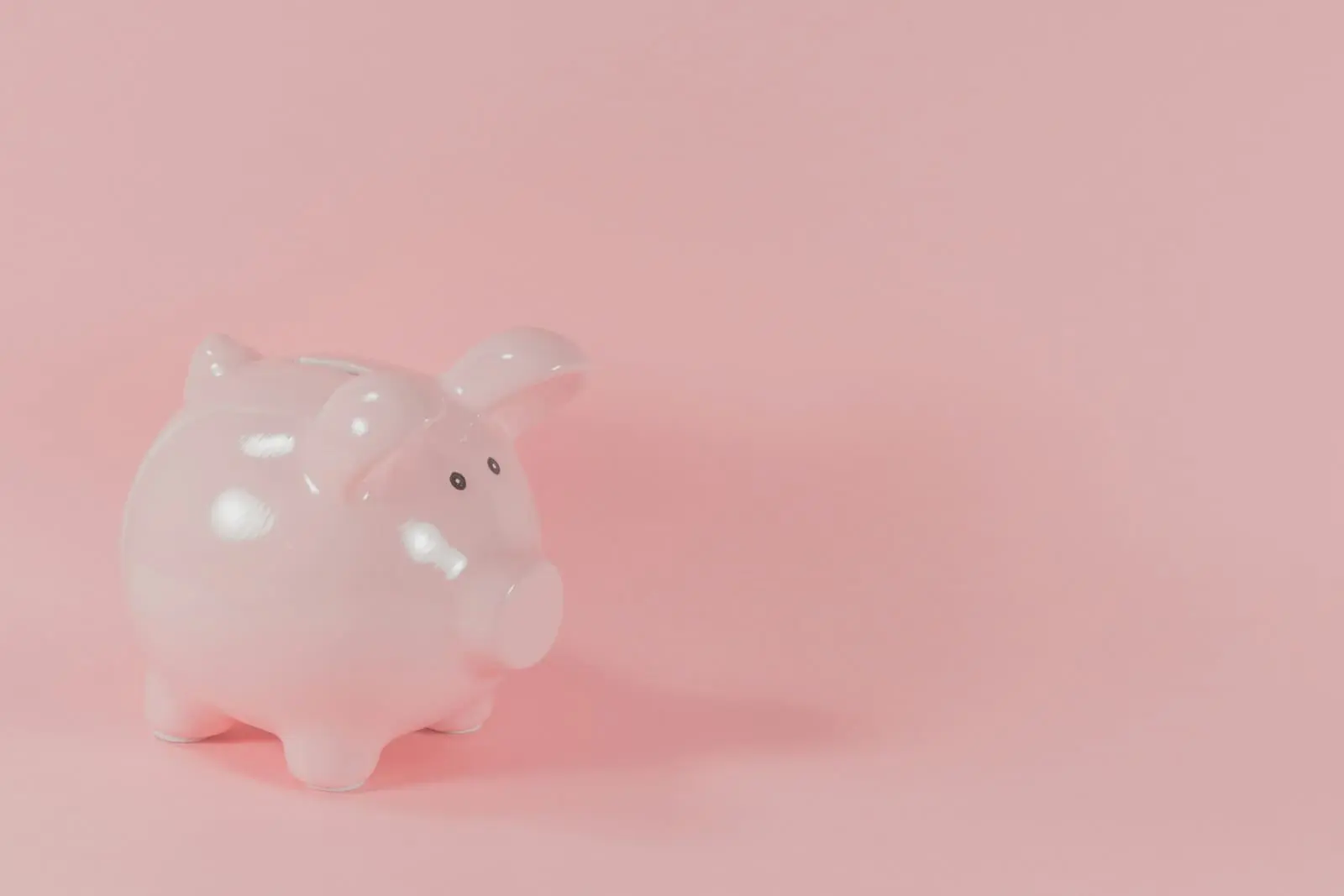 Pink ceramic piggy bank illustrating UK cash savings, in the context of the April 2027 reduction of the Cash ISA limit to £12,000 for under-65s